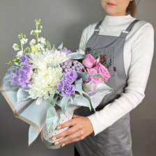 Композиция цветов с эустомой, розами и хризантемами