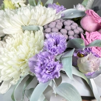 Композиция цветов с эустомой, розами и хризантемами