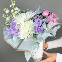 Композиция цветов с эустомой, розами и хризантемами