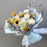Букет с подсолнухами альстромерией и розой