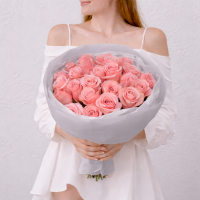 Букет из 25 розовых роз 60см с оформлением