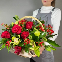 Корзина цветов с орхидеей, розой и рускусом