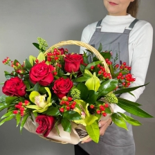 Корзина цветов с орхидеей, розой и рускусом