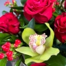 Корзина цветов с орхидеей, розой и рускусом