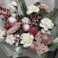 Новогодний букет с нобилисом, протеей, гвоздикой и шарами