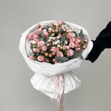 Букет из роз кустовых, аллиума и гиперикума