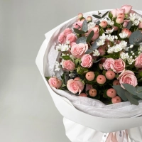 Букет из роз кустовых, аллиума и гиперикума