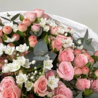 Букет из роз кустовых, аллиума и гиперикума