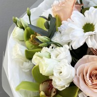 Букет из розы эустомы и орхидеи