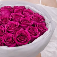 Букет из 25 ярко-розовых роз 60см с оформлением