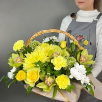 Корзина цветов с хризантемами, орхидеями и розами