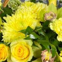 Корзина цветов с хризантемами, орхидеями и розами