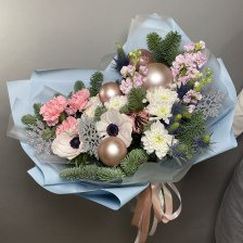 Новогодний букет с нобилисом, хризантемой, гвоздикой, анемоном и шарами