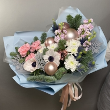 Новогодний букет с нобилисом, хризантемой, гвоздикой, анемоном и шарами