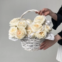 Корзина с 25 розами