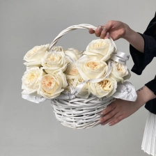 Корзина с 25 розами