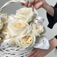 Корзина с 25 розами