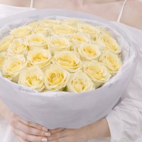 Букет из 25 персиковых роз 60см в оформлении