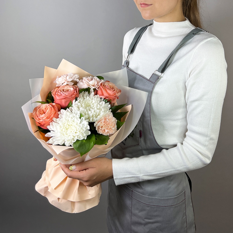 Букет из роз, гвоздик и хризантем купить с доставкой в Омске по цене 2 975  ₽ | Цветочная мастерская Флорида