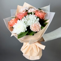 Букет из роз, гвоздик и хризантем