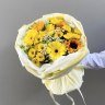 Букет с подсолнухами герберой и хризантемой