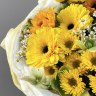 Букет с подсолнухами герберой и хризантемой