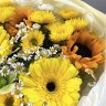 Букет с подсолнухами герберой и хризантемой