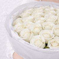 Букет из 25 белых роз 60см в оформлении