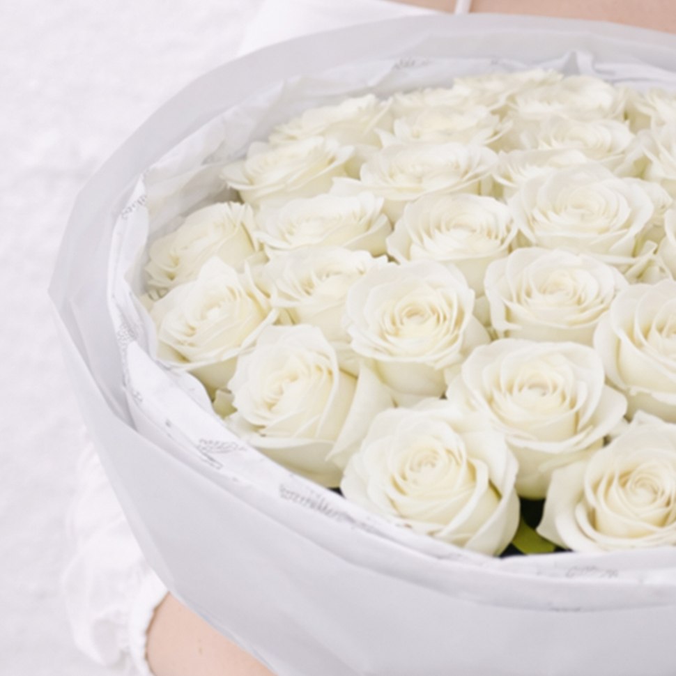 Букет из 25 белых роз 70см в оформлении