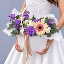 Композиция из герберы, хризантем и гвоздик 