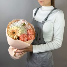 Букет с розами, хризантемами и гвоздиками