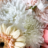 Букет с розами, хризантемами и гвоздиками