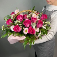 Корзина цветов с розами, эустомой и рускусом