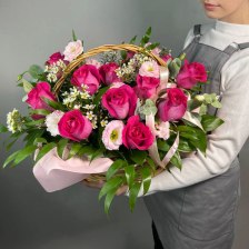 Корзина цветов с розами, эустомой и рускусом