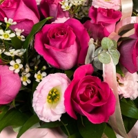 Корзина цветов с розами, эустомой и рускусом