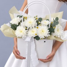 Композиция из хризантем, эвкалипта и танацетума 