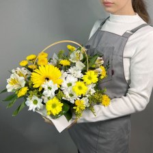 Корзина цветов с герберами и хризантемами