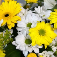 Корзина цветов с герберами и хризантемами