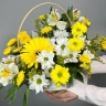 Корзина цветов с герберами и хризантемами