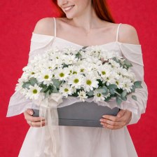 Композиция из хризантем и эвкалипта