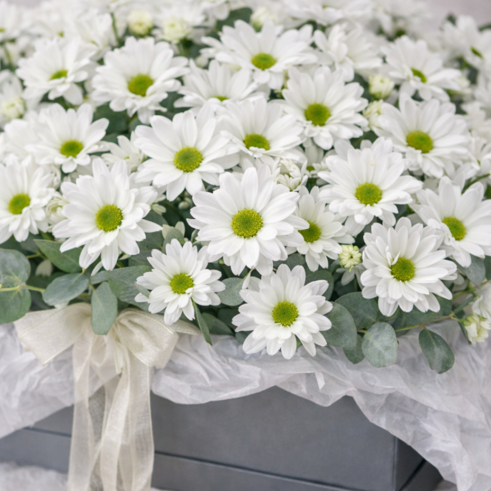 Композиция из хризантем и эвкалипта