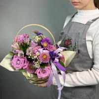 Корзина цветов с розами, альстромерией и гвоздикой