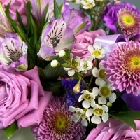 Корзина цветов с розами, альстромерией и гвоздикой