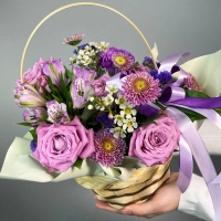 Корзина цветов с розами, альстромерией и гвоздикой