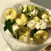 Букет из эустом, ранункулюса и хелеборуса