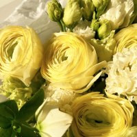 Букет из эустом, ранункулюса и хелеборуса