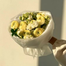 Букет из эустом, ранункулюса и хелеборуса