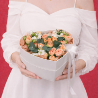 Композиция из кустовых роз, маттиол