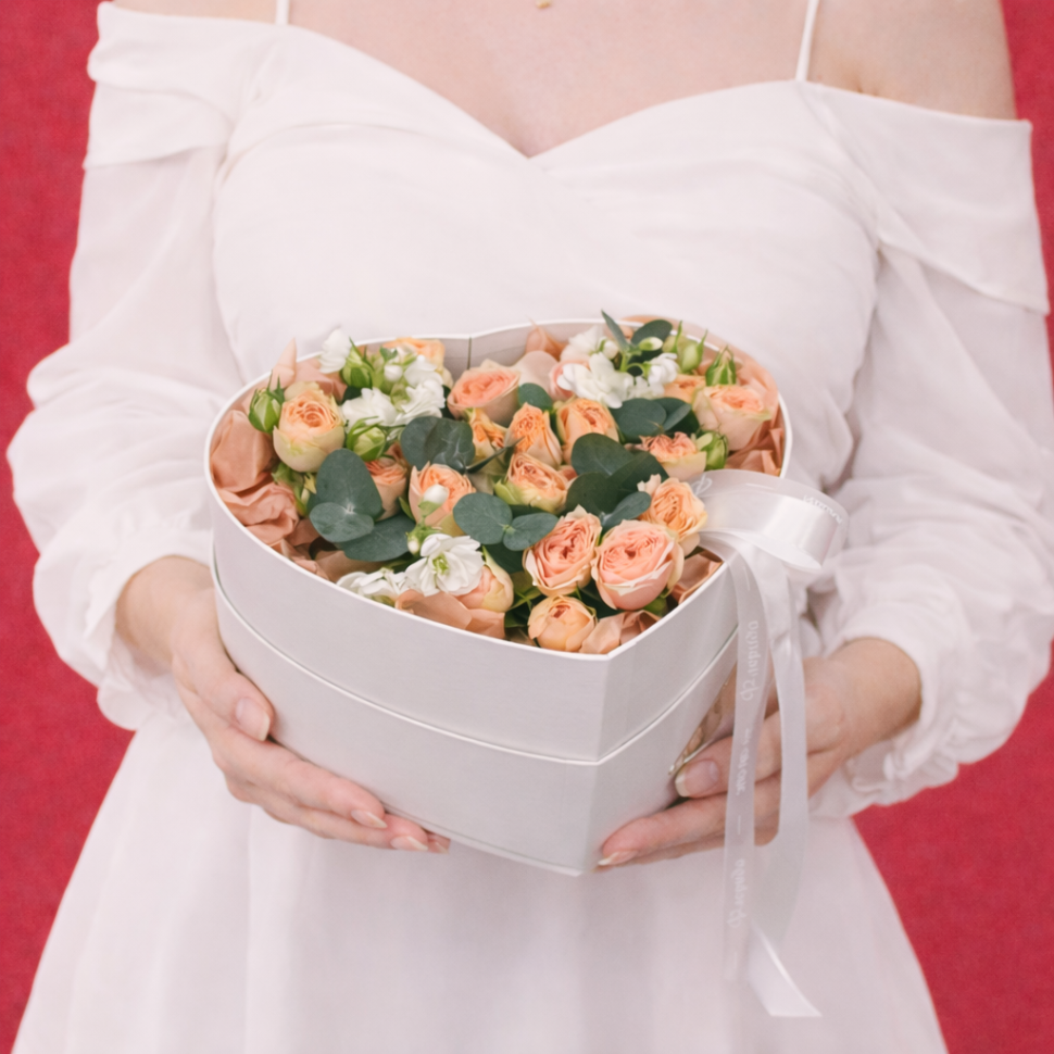 Композиция из кустовых роз, маттиол