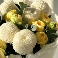 Букет из роз кустовых и хризантемы